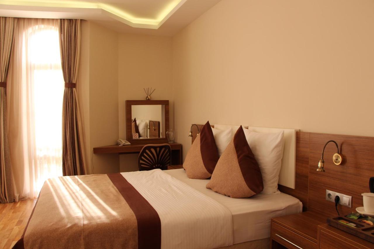 Leon Boutique Hotel Сухум Экстерьер фото