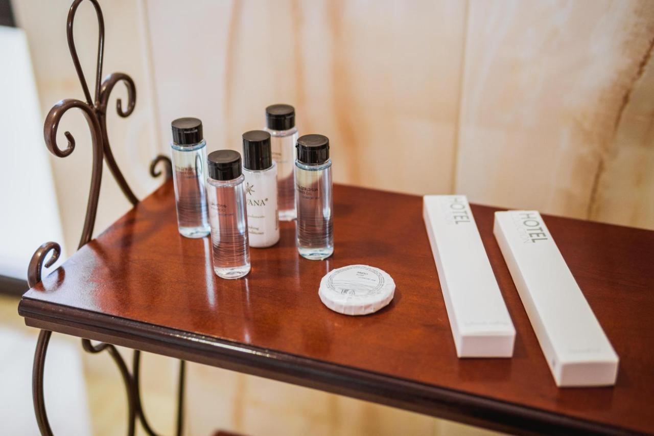 Leon Boutique Hotel Сухум Экстерьер фото