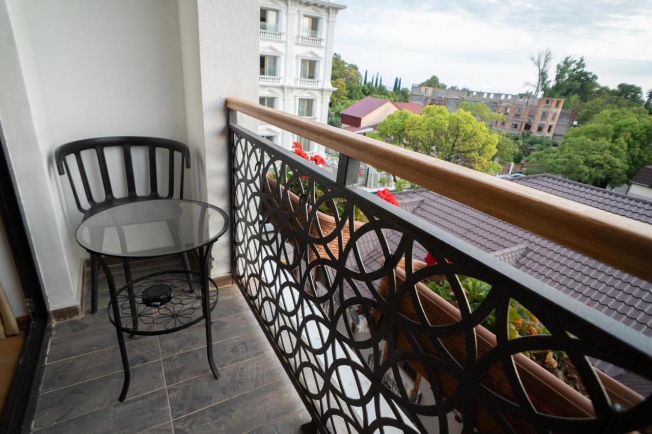 Leon Boutique Hotel Сухум Экстерьер фото