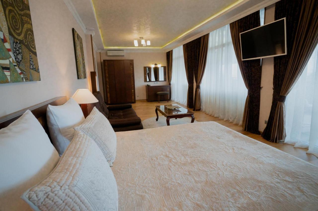 Leon Boutique Hotel Сухум Экстерьер фото