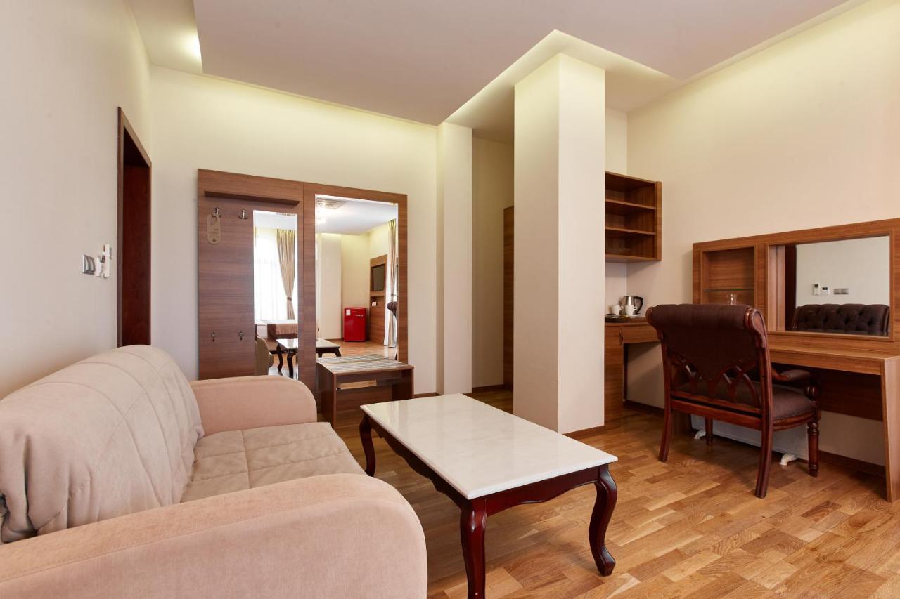 Leon Boutique Hotel Сухум Экстерьер фото