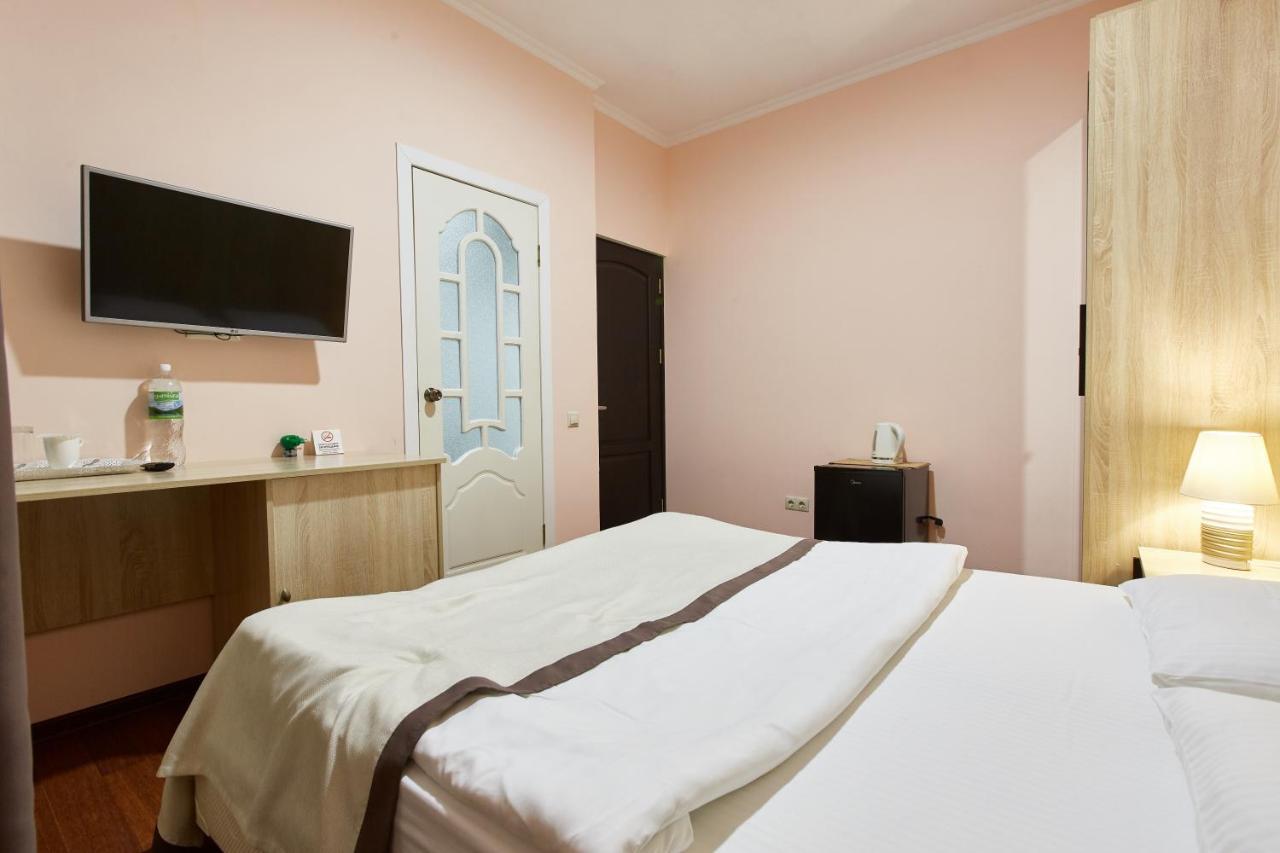 Leon Boutique Hotel Сухум Экстерьер фото