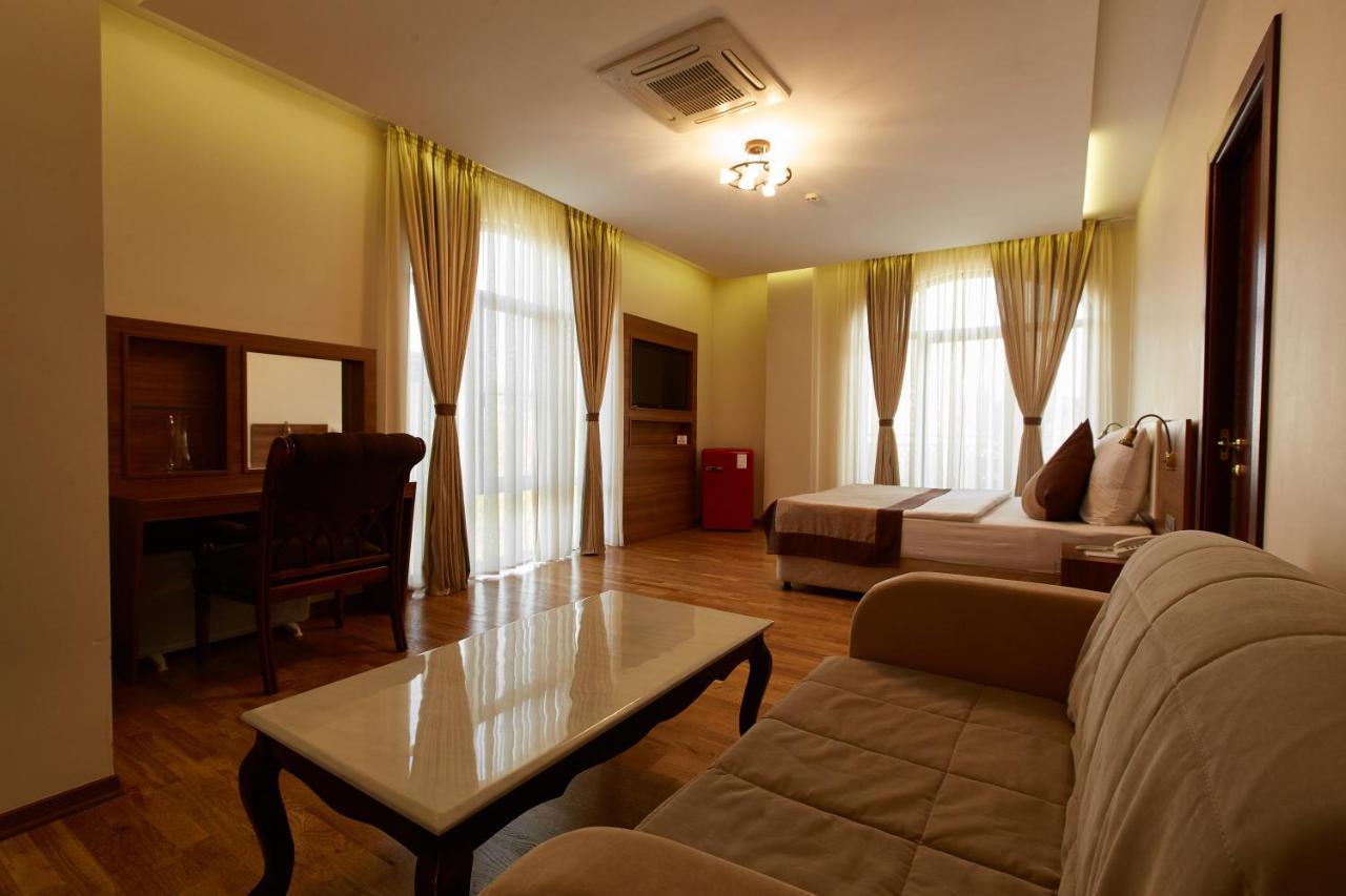 Leon Boutique Hotel Сухум Экстерьер фото